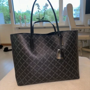 Malene Birger väska - Malene Birger väska i modellen Abigail. Jättefint skick! Perfekt som skolväska men även som vardagsväska. 