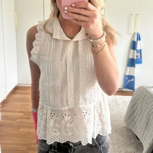 Vit blus - Kommer ej till användning! Bra skick då jag endast använt den 2-3 gånger. Köpt i Göteborg men kommer ej ihåg namnet på affären! !!Nypris 329kr!!! Pris kan diskuteras!💋
