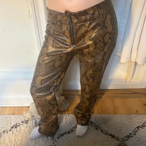 Ormskinnsmönstrade byxor  - Fina byxor 