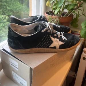 Golden Goose Ballstar - Jag säljer dessa as feta golden goose ballstars, använt dem ett tag men på senaste inte kommit till så mycket andväning, skicket är sisådär skulle säga 5/10 så det är därför jag säljer billigt! Og låda tillkommer!