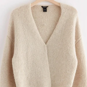 Slutsåld kofta - Superfin helt ny slutsåld kofta från Lindex💗den är somsagt helt ny, aldrig använd. Nypris är 399. Tryck gärna på köp nu