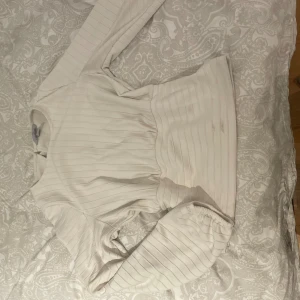 blus - superfin men har en fläck nedtill, därav priset. 