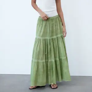 Jag säljer denna fina gröna kjolen från Zara. Den är endast använd en gång, men den kommer tyvärr inte till någon användning av mig. Den är i storlek S men passar både större och mindre storlekar.❤️