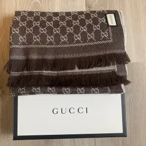 Gucci halsduk Som ny, använd max 3ggr Kommer med box och lappar mm Köpt på Gucci’s hemsida  Nypris 4.400kr