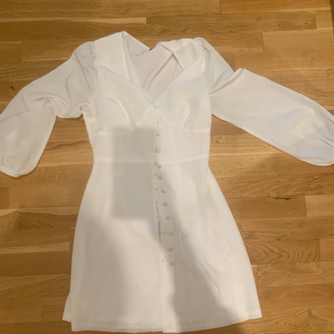 Miniklänning med knappar fram  - 90