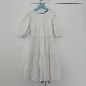 Världens drömmigaste klänning, använd tre ggr. Kommer passa perfekt till midsommar💘 Går att knytas både bak och fram, öppen rygg. 