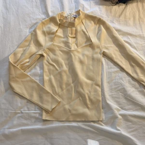 Beige långärmad m chokerdetalj ZARA - Har dragkedja i ryggen och endast använd en gång