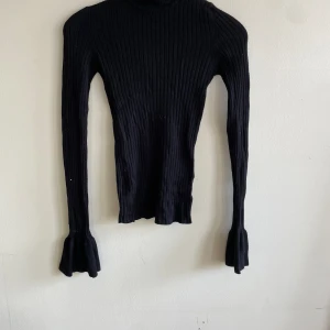 Långärmad tröja  - Långärmad tröja med volang armar och krage 