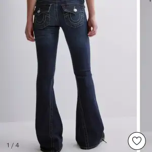 Säljer mina helt helt helt nya jeans som kom igår men va en storlek för stor, helt nya🤗🤗