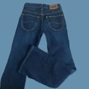 Fina bootcut jeans från lee, tyvärr för små för mig, står storlek 27-33 men passar nog en xs/34💝
