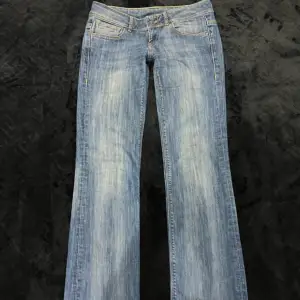 As snygga vintage jeans från Tommy Hillfigher! Inga tecken på användning, inte ens längst ner! Midjemått 40cm långd 81💗