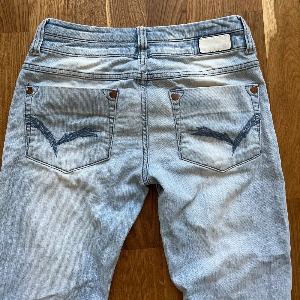 Lågmidjade utsvängda jeans som tyvärr är för små för mig. Skriv om du har några funderingar!. Jeans & Byxor.