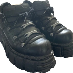 New rocks - New rocks Lite slitna men ändå i bra kvalite Har kvar lådan Sen får man med lite stenar i under sulan som har fastnat