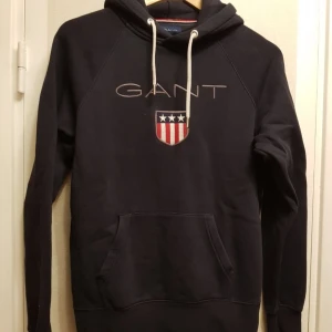 GANT tröja / hoody strl S - GANT tröja hoody marinblå strl S Skick använd två gånger