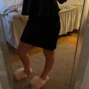 Kjol - En vanlig svart kjol från Kappahl! Inga problem med den, skriv om du har funderingar!❣️köpte den nyss men aldrig använt 