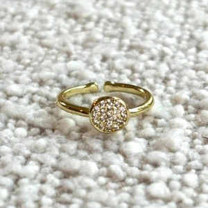 Guldring med rund symbol 💕 - Du kommer få fina, kvalitativa & prisvärda ringar som endast kostar 99kr💕 Alla är vattentäta och gjorda av rostfritt stål ✌️ Ringarna orsakar alltså inga utslag 💕 Denna ring är justerbar & i guld. För fler frågor/bilder skicka ett meddelande 🌸