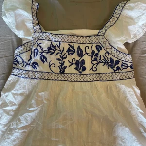 Vit & Blå Blus - En somrig blus med rosett där bak som går att knyta❤️