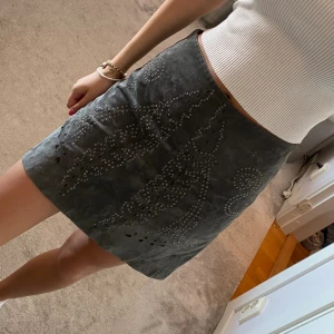 Kjol - Kjol från zara i ”mocka” material, med metal detaljer🤍🩶