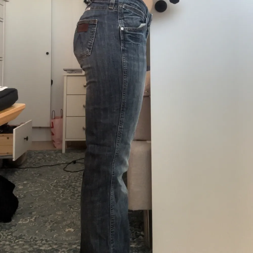 Så snygga lågmidjade bootcut jeans från Wrangler. Jättebra skick. Passar perfekt på mig som är ca 166 cm lång. Midjemåttet är 38 cm!❤️. Jeans & Byxor.