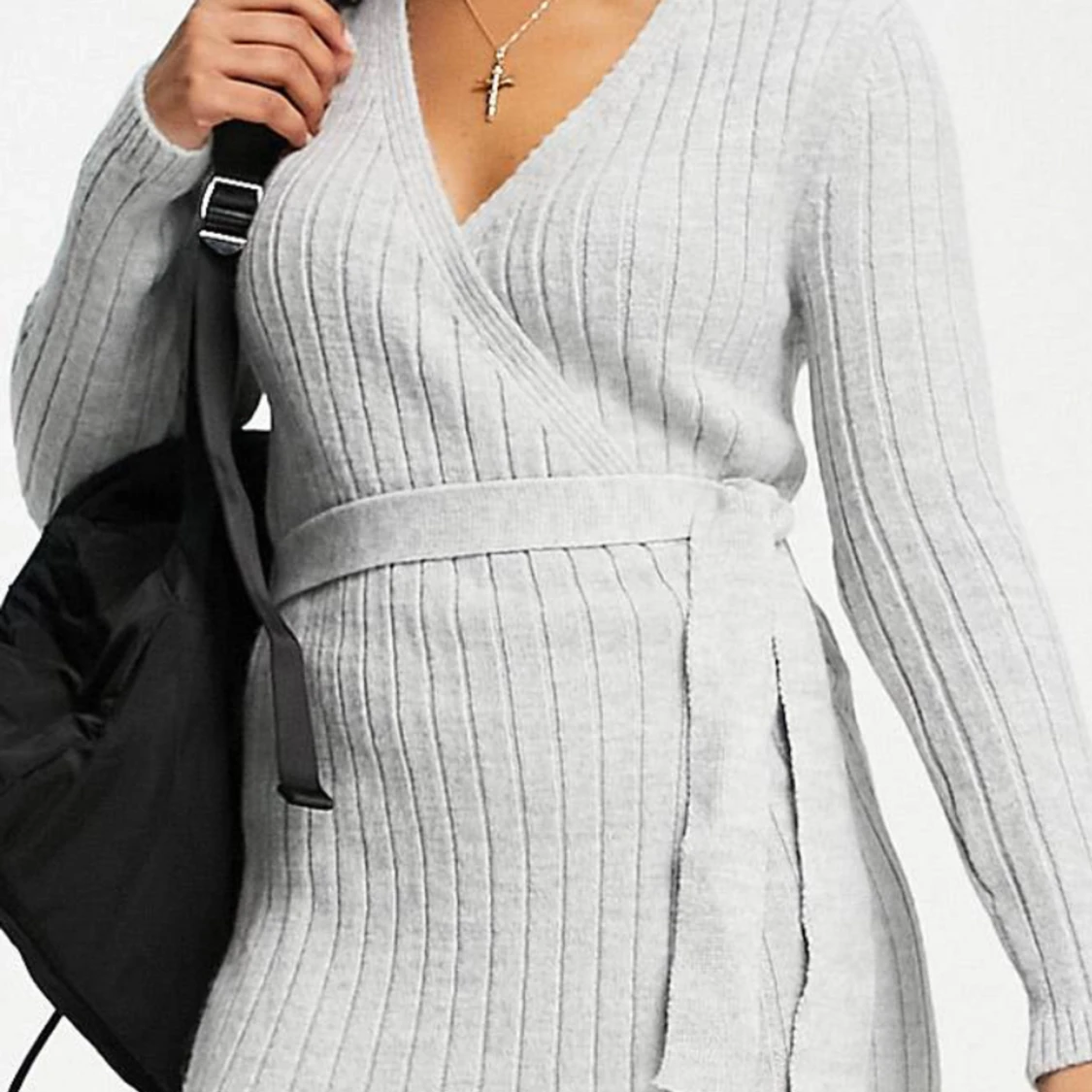 Grå stickad klänning