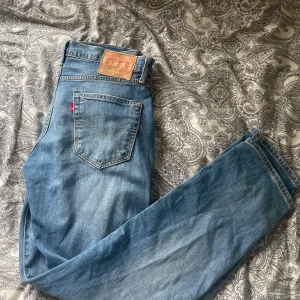 Levis jeans - Säljer dessa Levis 511 då de inte längre passar mig,  Storleken är L32 W32 och sitter riktigt snyggt,  Skicket är bra och mitt pris 200kr nypris:800