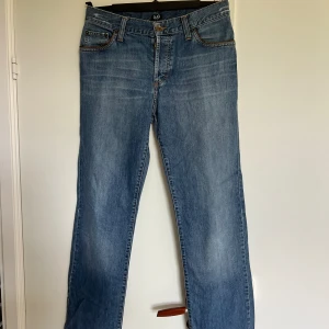 D&G jeans - Ett par vintage jeans från dolce&gabbana som har små detaljer på fram- och bakfickorna! Jeansen är köpta på second hand men känns som nya, insydda i midjan och i benen men skulle säga att de passar W29-30 L30-32! Budgivning godtages! 