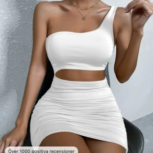 Sommarkläning - Säljer en sån här klänning från shein använd en gång på skolavslutning väldigt fin på och skönt matriall dubbel lager med så det syns ej igenom med vilken färg man en har på sig stretchigt matrial passar för folk mellan 150/170 