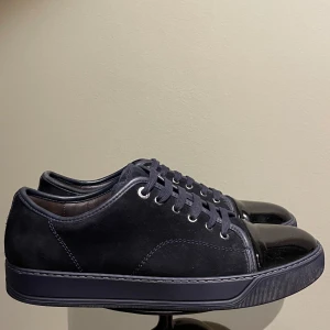 Lanvin skor  - Hej! Säljer nu dessa super snygga lanvinskor. Skorna är i superfint skick 9/10. Med skorna medföljer box och dustbag 