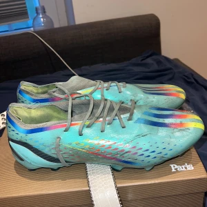 Adidas fotbollsskor - Storlek 44. Välanvända.