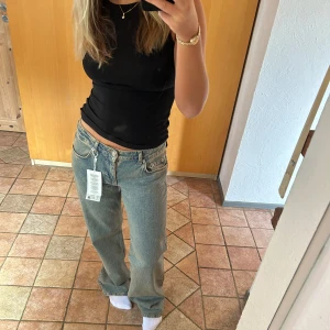 Jeans med låg midja - Helt nya och oanvända raka jeans med låg midja från nakd i storlek 34 eller xs. Nypris är 700 kr