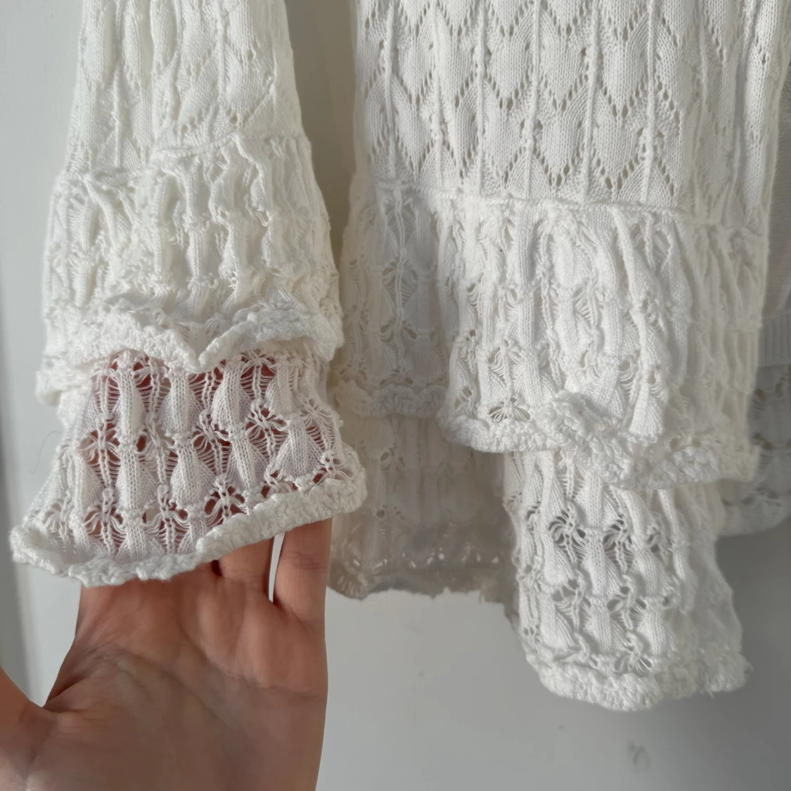 Vit spets/virkad topp  - 92