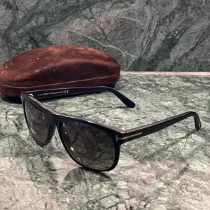 Tomford solglasögon som är i nyskick. Garanterar äktighet!  Fodral m.m med kommer. Svarta🖤ny pris 4500kr