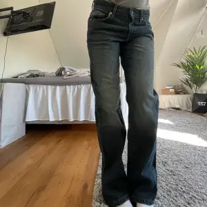 Superfina weekday jeans med slits nedtill (passar mig som är 162)   köp gärna direkt om du inte har någon fråga💗