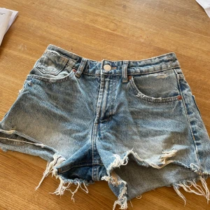 Jeansshorts från zara - Jeansshorts från zara som är köpta på Plick men tyvärr var de för små för mig❣️(tredje bilden är lånad)