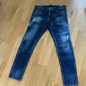 Dsquared2 jeans - Kommer ej till användning. Väldigt sköna och bra skick. Storlek L/52 IT medföljer en galje jag fick med när jag köpte dem.  Nypris 7000kr Mitt pris 2000kr