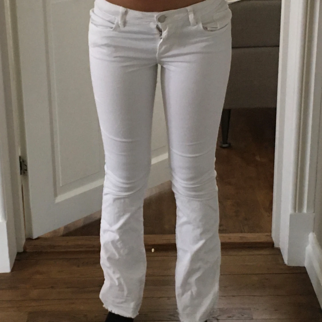 Säljer dessa lågmidjade bottcut jeans