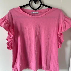Söt Zara Top💗 - Jag säljer min jättegulliga Zara     t-shirt med volang 💗använd ett par få gånger så inga defekter säljer på grund av att den inte kommer till användning💗