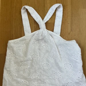 Vitt linne🌸🤍 - Vanligt fint vitt linne/ topp med mönster 