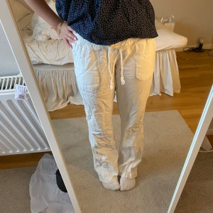 Roxy linnebyxor - Roxylinnebyxor i använt skick då de har hål på insidan låret (se bilder), därav priset!!❤️ det går säkert att sy ihop om man skulle vilja och blir undangömt då det är högt upp på insidan! Annars är resten bra skick🥰