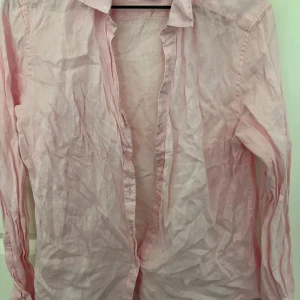 Linneskjorta sebago - Jättefin relaxed fit skjorta i linne Strl L  En liten fläck skymtades när jag fotade, se bild 