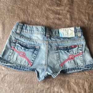 Only Low Waits Shorts - Jätte snygga shorts som var min mammas i 2000s talet tyvär så är de för stora för mig.  Storlek 38 (brukar ha 34-36) 🩷