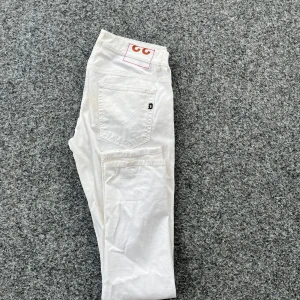 Dondup byxor - Riktigt fräscha dondups till sommaren|skick:9/10 endast lite smutsiga där bak vilket borde gå bort av en tvätt| vid minsta fundering är det bara att skriva🤩