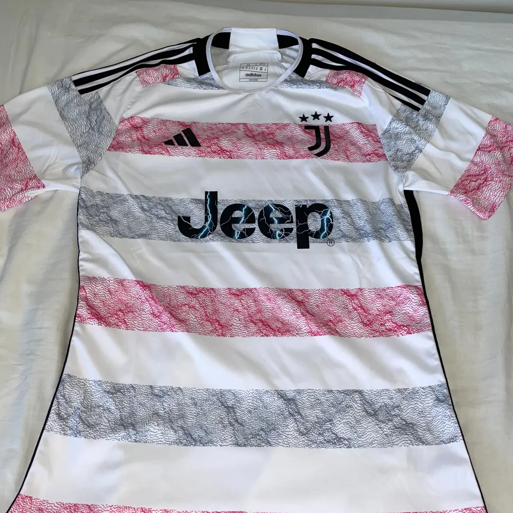 Säljer den här snygga Juventus tröjan. Stolek M äkta och köpt för 1 200kr inga diffektee allas säljer för 700kr. Frågor bilder skriv. T-shirts.