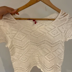 Sommar tröja - Säljer denna snygga korta tröja som knappt är använd.