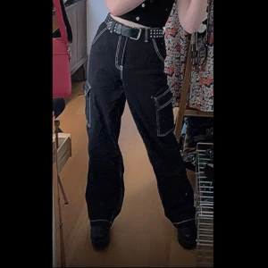 Svarta cargobyxor från H&M - Storlek 34, säljer dessa då de inte passar längre:) Knappt använda, inget slitage och i gott skick. Hör av dig gärna om du har frågor eller vill se mer bilder, samt planering av betalning och prutning🫶🏻 