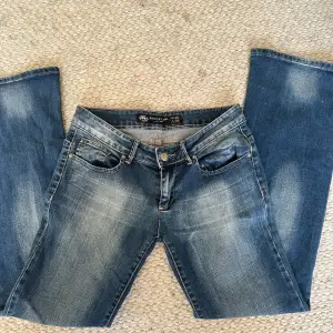 Skitsnygga jeans som är bootcut. Midjemåttet är 37 och innerbenslängden är 77❤️❤️ skriv för andra frågor
