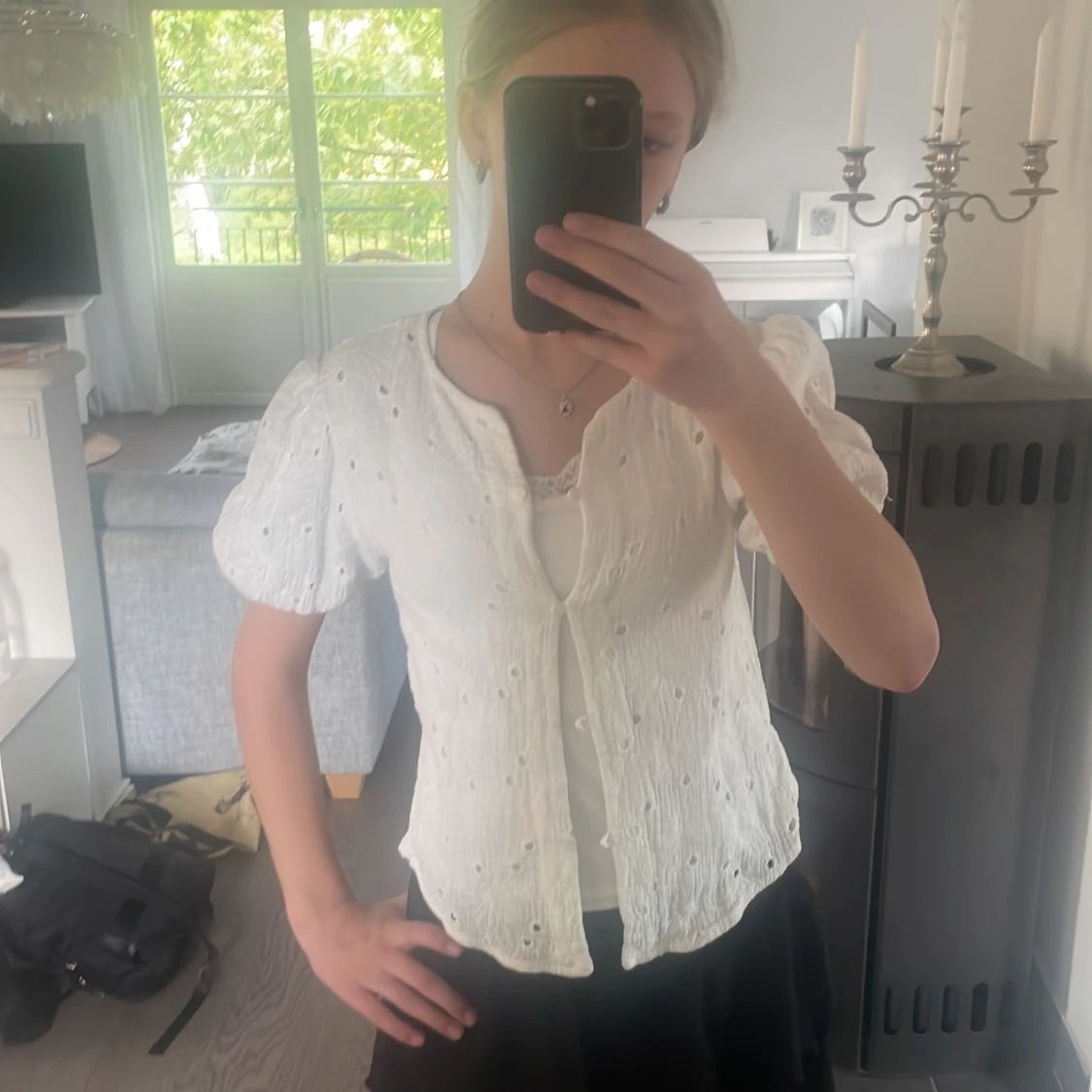 Jag säljer en vit blus med små hål i