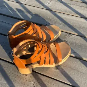 Superfina sandaler med klack från Swedish Hasbeens i modellen Gunnel använda fåtal gånger 💕nypris 2900kr