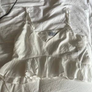 Vitt linne men volang - Väldigt bekvämt material. Lite kort. Men otroligt fin❤️ 