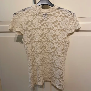 Vit spetts tröja - Säljer min URSNYGGA vita spetts tröja. Liknade har varit populära nu ett tag. Perfekt nu till i sommar!